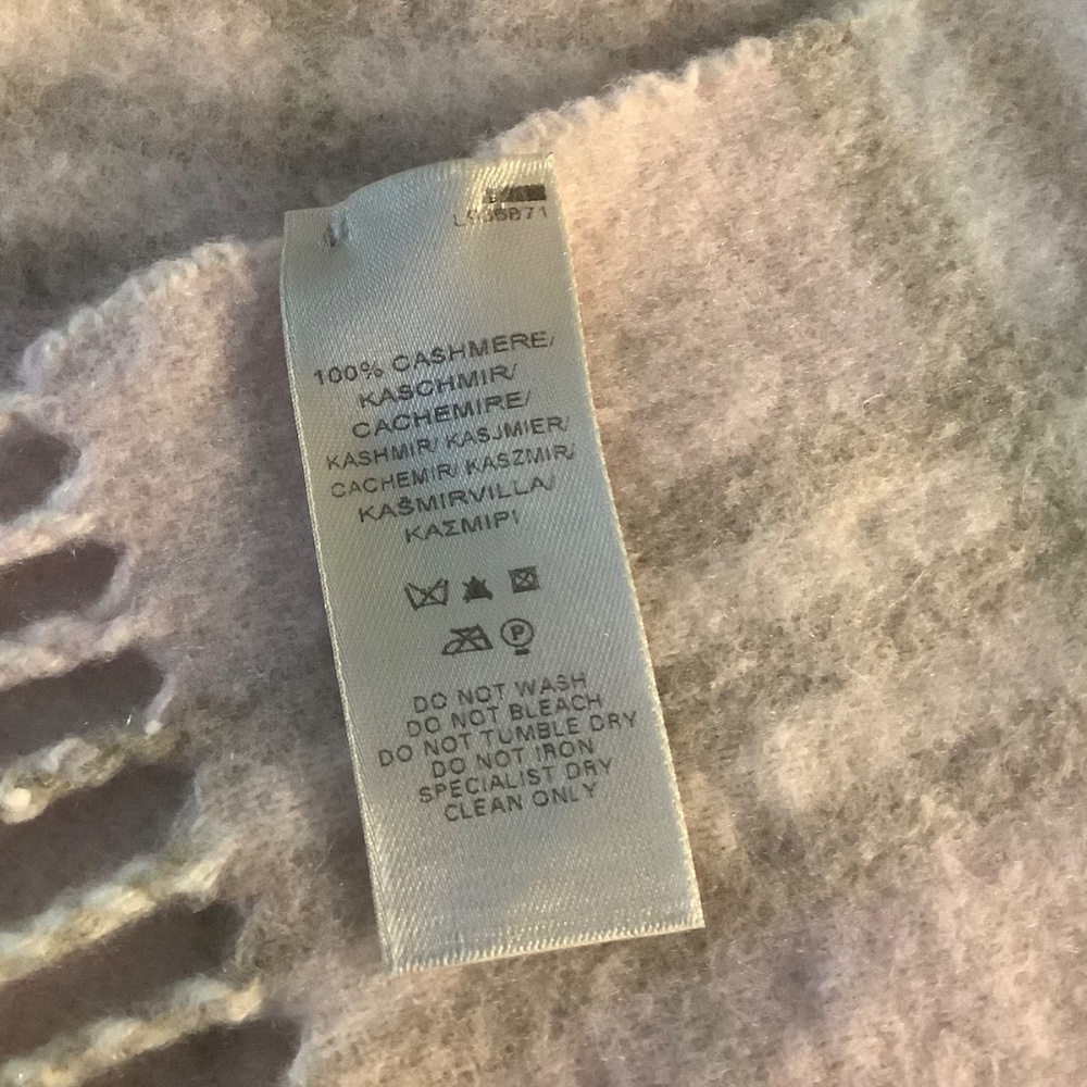 Burberry Classic Checkered Cashmere Scarf - Picture 3 of 3